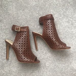 VINCE CAMUTO Caged Sandals